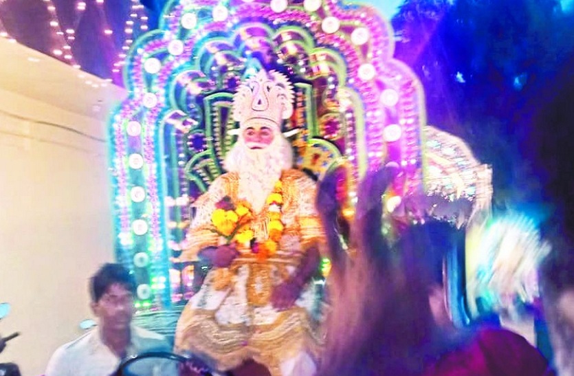 शोभायात्रा में सजाई गई झांकी।