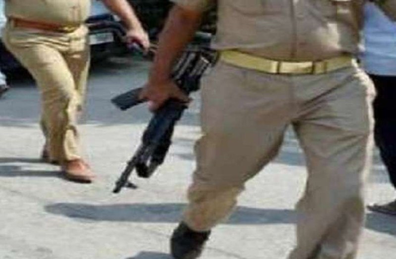 तीन अफसर और 300 पुलिसकर्मी जुटे