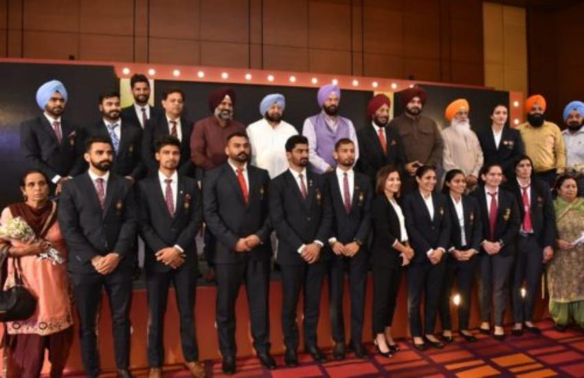 Punjab CM presents cash rewards to Commonwealth and Asian games winner