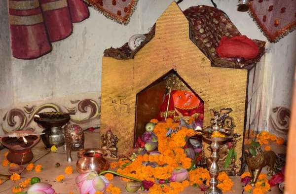 Photo Gallery : मां की एक झलक पाने सर्वमंगला मंदिर में इस तरह दिखी श्रद्धालुओं की भीड़