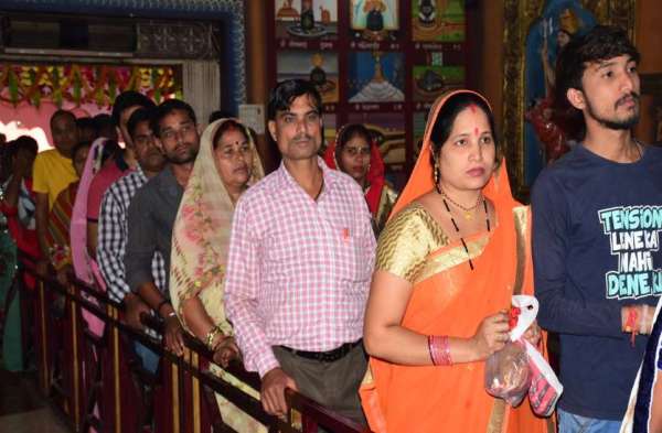 Photo Gallery : मां की एक झलक पाने सर्वमंगला मंदिर में इस तरह दिखी श्रद्धालुओं की भीड़