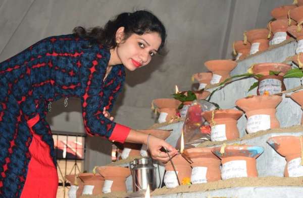 Photo Gallery : मां की एक झलक पाने सर्वमंगला मंदिर में इस तरह दिखी श्रद्धालुओं की भीड़