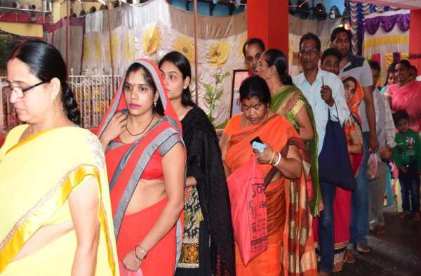 Photo Gallery : मां की एक झलक पाने सर्वमंगला मंदिर में इस तरह दिखी श्रद्धालुओं की भीड़