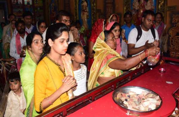 Photo Gallery : मां की एक झलक पाने सर्वमंगला मंदिर में इस तरह दिखी श्रद्धालुओं की भीड़