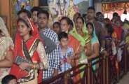 Photo Gallery : मां की एक झलक पाने सर्वमंगला मंदिर में इस तरह दिखी श्रद्धालुओं की भीड़