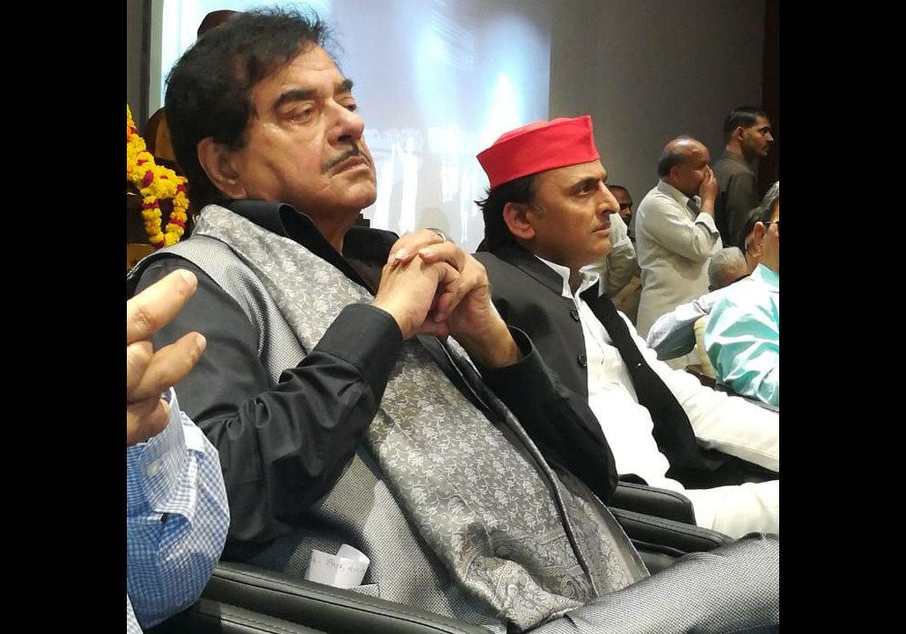 shatrughna sinha praised in akhilesh yadav