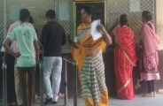 काउन्टर पर पर्ची कटाते रोगी।