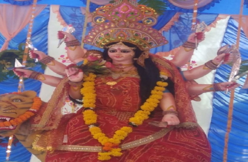सजाया गया माता का दरबार।