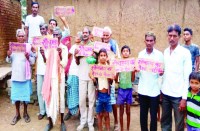 शौचालय की राशि में कुंडली मारकर बैठा सरपंच, ग्रामीणों ने खोला मोर्चा