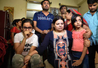 Apple area sales manager Vivek tiwari daughter Divyanshi crying