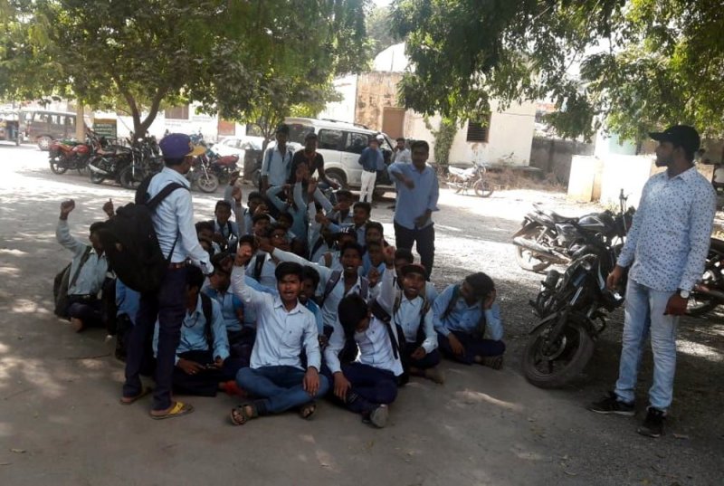 Student of model school protested in maihar