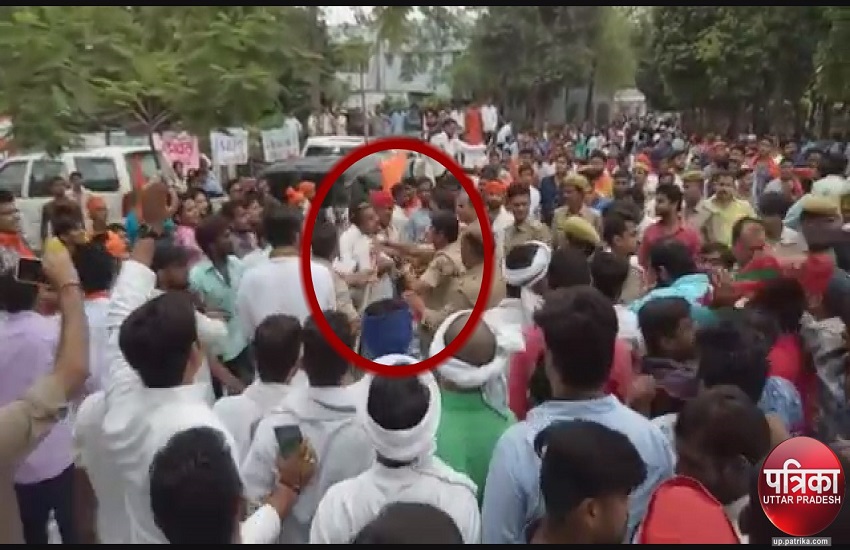 पुलिस के सामने ही भिड़ी सीएम योगी व अखिलेश की सेना, देखे वीडियो