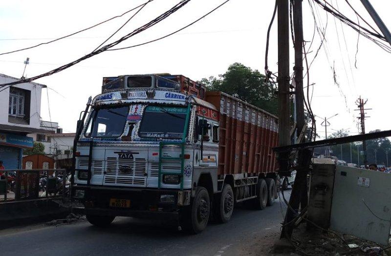 BJP collides with Congress over road