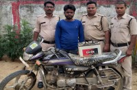 बरछा नाला के पास झाड़ी में छिपा कर रखा था महिंद्रा ट्रैक्टर की एक्साइड बैटरी, ऐसे पकड़ाया चोर...