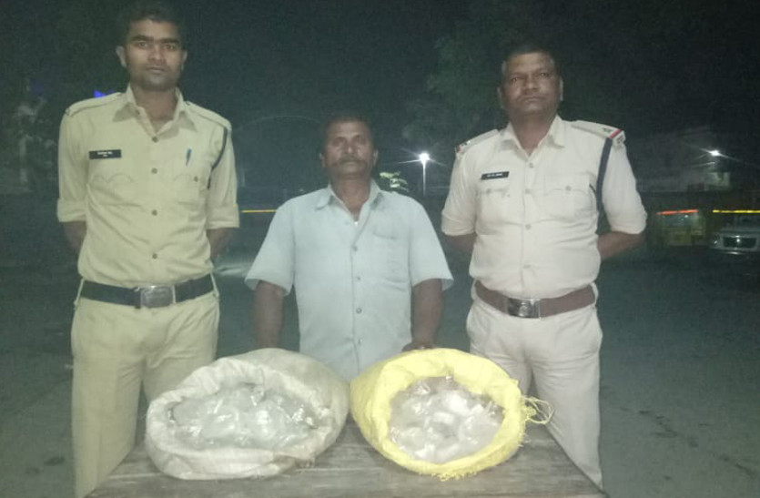 चंद्रपुर पुलिस ने युवक के कब्जे से 50 लीटर महुआ शराब किया जब्त