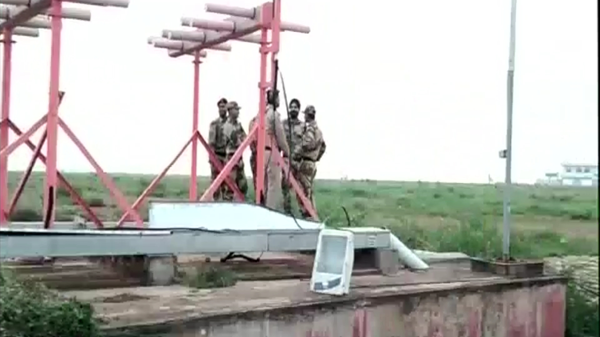 तमिलनाडु के त्रिची एयरपोर्ट पर दीवार से टकराया एअर इंडिया का विमान, हलक में आई 136 यात्रियों की जान