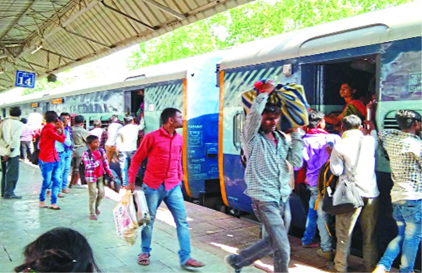 Hundreds of passengers on the basis of a train no place to live