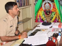 ASP Gautam Solanki caught Snake with bare hands in Maihar Temple