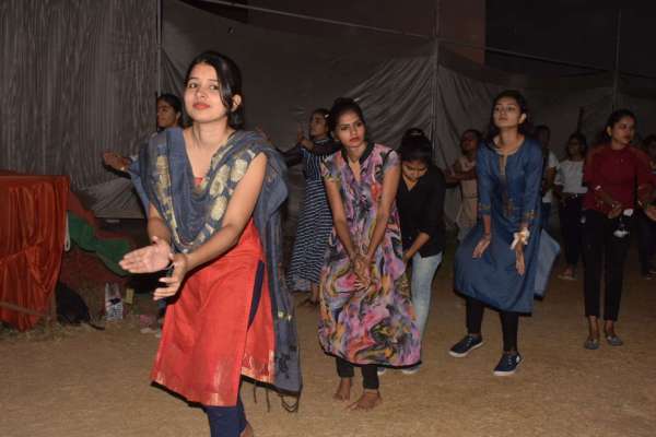 गुजराती-राजस्थानी धुन पर मिलाई ताल, देखें इन तस्वीरों में