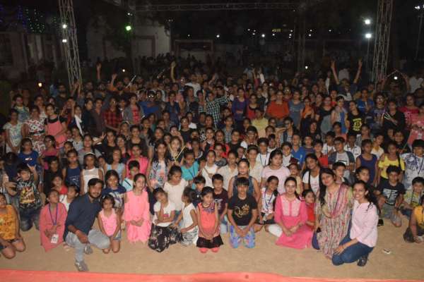 गुजराती-राजस्थानी धुन पर मिलाई ताल, देखें इन तस्वीरों में