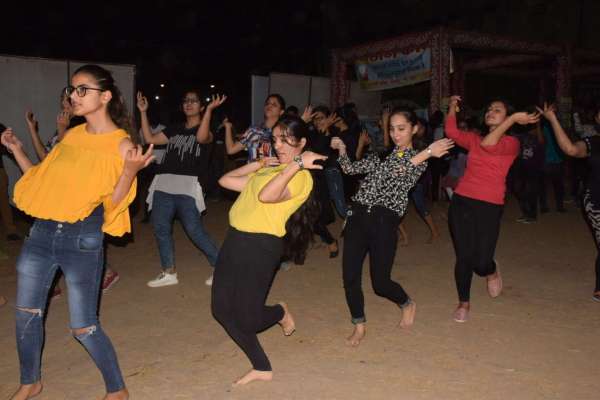 गुजराती-राजस्थानी धुन पर मिलाई ताल, देखें इन तस्वीरों में