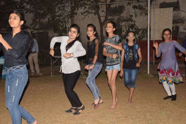 गुजराती-राजस्थानी धुन पर मिलाई ताल, देखें इन तस्वीरों में