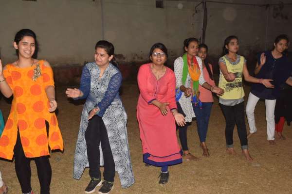 गुजराती-राजस्थानी धुन पर मिलाई ताल, देखें इन तस्वीरों में