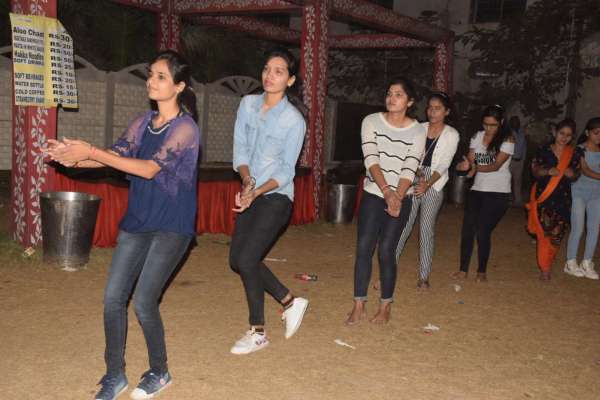 गुजराती-राजस्थानी धुन पर मिलाई ताल, देखें इन तस्वीरों में