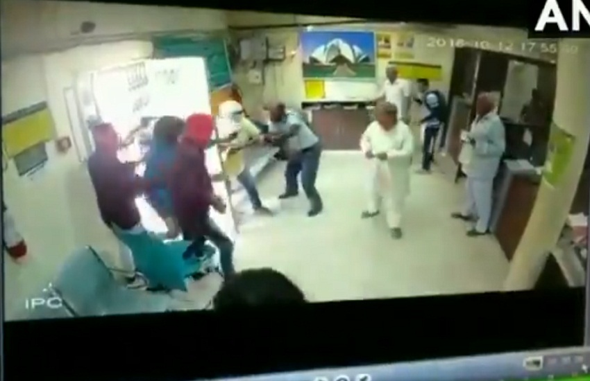 दिल्ली में बैंक लूट का सनसनीखेज CCTV फुटेज आया सामने, बदमाशों ने दिनदहाड़े गार्ड को मारी गोली