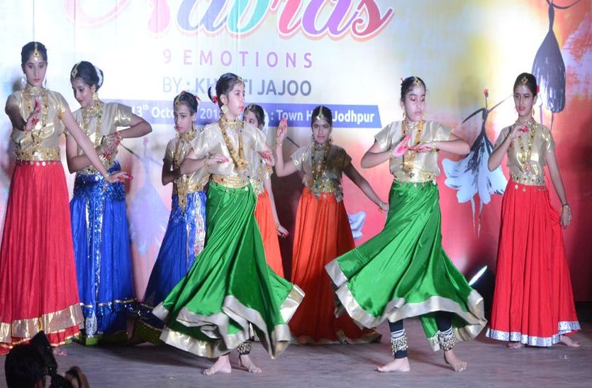 Navaras scattered life colors