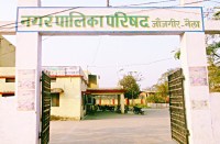 सामान व बोर्ड, बैनर को सड़क तक फैलाने वाले व्यवसायियों पर कार्रवाई