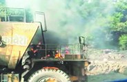 खदान में पानी छिड़काव के दौरान टैंकर में लगी आग, ड्राइवर ने कूद कर बचाई जान
