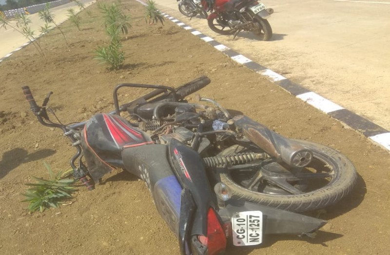 तेज रफ्तार ट्रक ने बाइक सवार को मारी ठोकर, दो की मौत, एक की हालत गंभीर