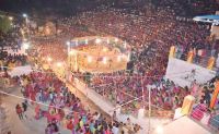 इस कस्बे में गरबा देखने आते परदेसी प्रवासी, पैर रखने की जगह तक नहीं बचती