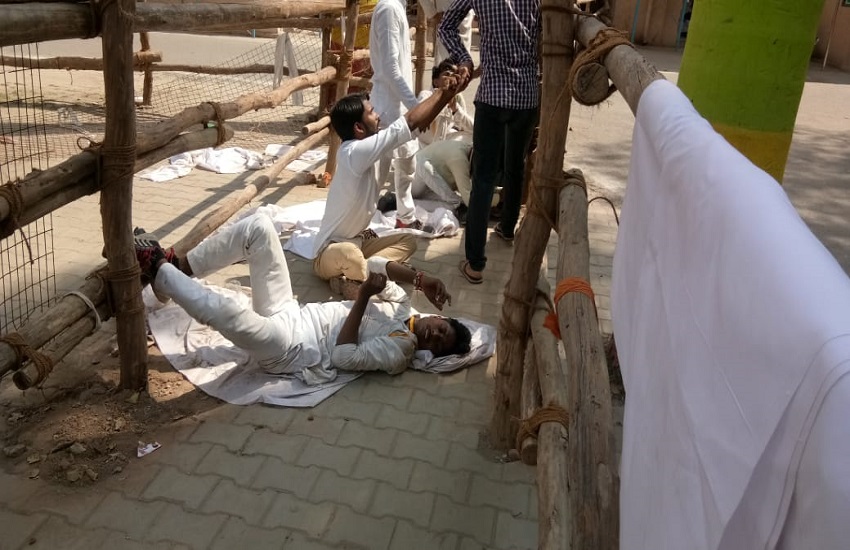 मतदाताओं के पैर पर गिर कर मांग रहे वोट, तीन घंटे में 20.95 प्रतिशत हुआ मतदान