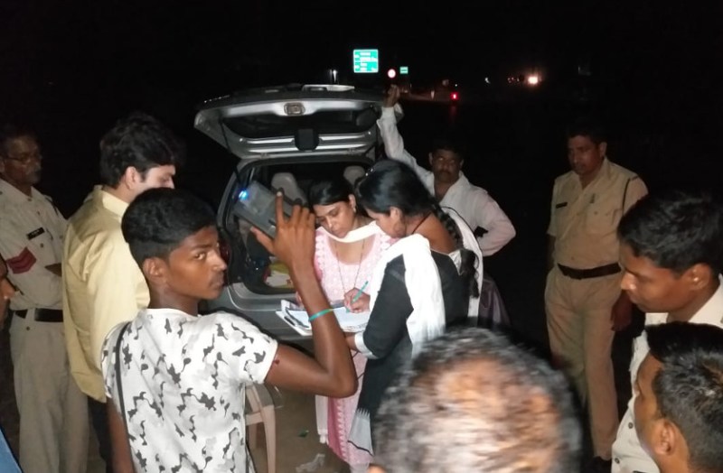 वाहन जांच के दौरान बिर्रा की तरफ से आ रही कार में मिला पार्टी का ये सामान...