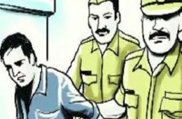 पिता ने एसपी कार्यालय पहुंच कर कहा- बेटे का किया गया अपहरण, फिर लूट का आरोप लगाते हुए किडनैपरों ने किया पुलिस के हवाले