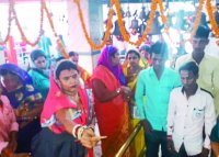 The wreath of devotees growing in pandals
