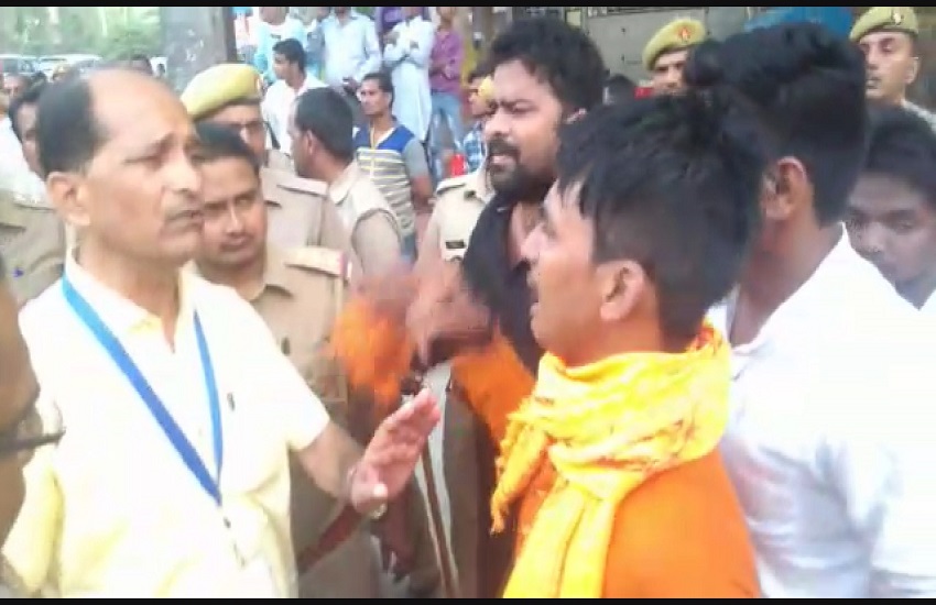 छात्रसंघ चुनाव परिणाम आने के बाद एबीवीपी का हंगामा, दीवार फांद कर परिसर में कूदे समर्थक