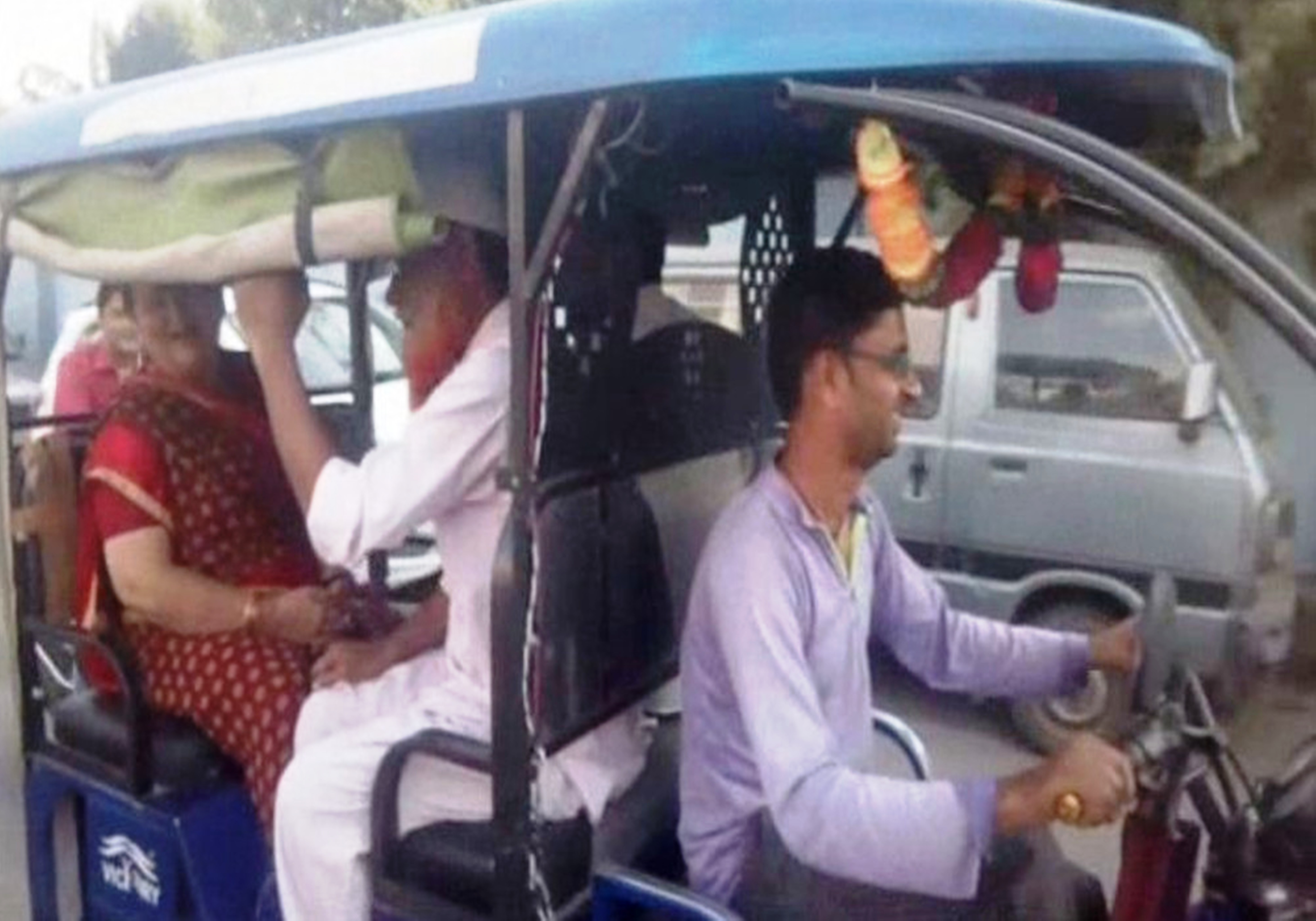 Mayor Pramila Pandey rides on e-rickshaw inspection of streets