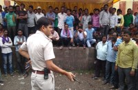 पासबुक व एटीएम कार्ड मिला, साप्ताहिक अवकाश पर भी बनी सहमति, मजदूर लौटे काम पर