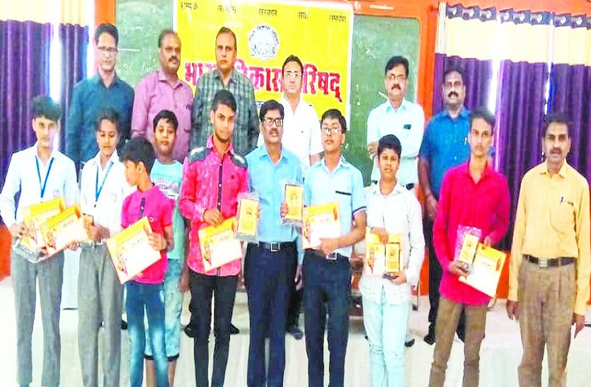 पुरस्कार के साथ विद्यार्थी।