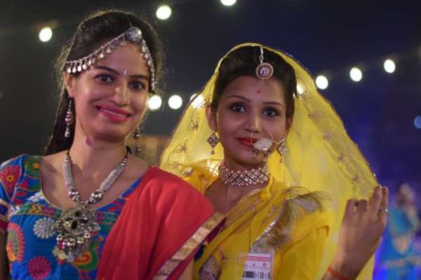 महारास के पहले दिन युवाओं में रहा उत्साह, देखें इन तस्वीरों में