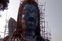 गया में गैंगरेप का वीडियो वायरल करने में आठ पकड़े  गया। गया में गैंगरेप का एक वीडियो वायरल करने के मामले में पुलिस ने आठ लोगों को गिरफ्तार किया है। घटना मानपुर के मुफस्सिल थाने के सुहेलपुर की है। सीनियर एसपी राजीव मिश्र ने बताया कि मामला दो महीने पहले का है। पुलिस ने वीडियो बनाने वाले तथा मोबाइल फोन को भी कब्जे में ले लिया है। उन्होंने बताया कि गांव के एक अर्धनिर्मित मकान में 265अगस्त को दो नाबालिग प्रेमी इकट्ठा हुए थे।उन्ह दस युवकों ने घेरकर पहले खूब पीटा और फिर नाबालिग प्रेमिका से गैंगरेप कर वीडियो वायरल कर दिया। पुलिस ने वायरल वीडियो को भी जब्त कर लिया है। सीनियर एसपी ने बताया कि पुलिस मामले में फरार अन्य दो लोगों को पकड़ने में लगी हुई है।                       