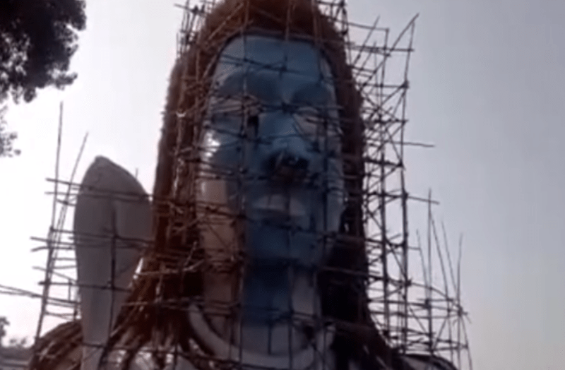 गया में गैंगरेप का वीडियो वायरल करने में आठ पकड़े  गया। गया में गैंगरेप का एक वीडियो वायरल करने के मामले में पुलिस ने आठ लोगों को गिरफ्तार किया है। घटना मानपुर के मुफस्सिल थाने के सुहेलपुर की है। सीनियर एसपी राजीव मिश्र ने बताया कि मामला दो महीने पहले का है। पुलिस ने वीडियो बनाने वाले तथा मोबाइल फोन को भी कब्जे में ले लिया है। उन्होंने बताया कि गांव के एक अर्धनिर्मित मकान में 265अगस्त को दो नाबालिग प्रेमी इकट्ठा हुए थे।उन्ह दस युवकों ने घेरकर पहले खूब पीटा और फिर नाबालिग प्रेमिका से गैंगरेप कर वीडियो वायरल कर दिया। पुलिस ने वायरल वीडियो को भी जब्त कर लिया है। सीनियर एसपी ने बताया कि पुलिस मामले में फरार अन्य दो लोगों को पकड़ने में लगी हुई है।                       