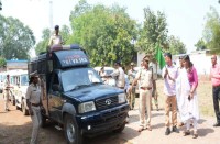 पुलिस का सायरन सुन व काफिले को गलियों में आता देख सहम गए लोग, इसलिए किया जा रहा फ्लैगमार्च