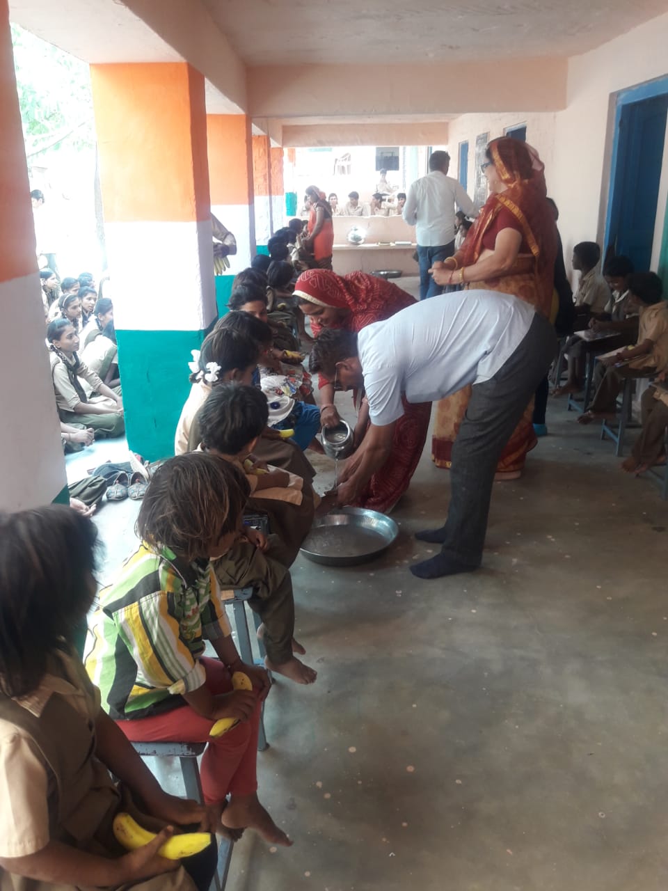 वीडियो देखिए… स्कूूली बच्चों पर मधुमक्खियों का हमला, मची अफरा तफरी