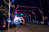 Video Gallery : मां दुर्गा की आराधना के लिए की जा रही तैयारी, झालरों से कुछ इस तरह सजा है मां का द्वार, देखिए वीडियो...