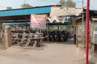 नैला रेलवे स्टेशन का हाल...आधे अधूरे शेड के बीच किराया सूची भी है नदारद, अधिकारी हैं उदासीन