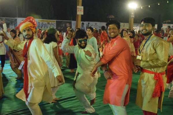 शाही अंदाज में दिखें गरबा प्रतिभागी, देखें इन तस्वीरों में